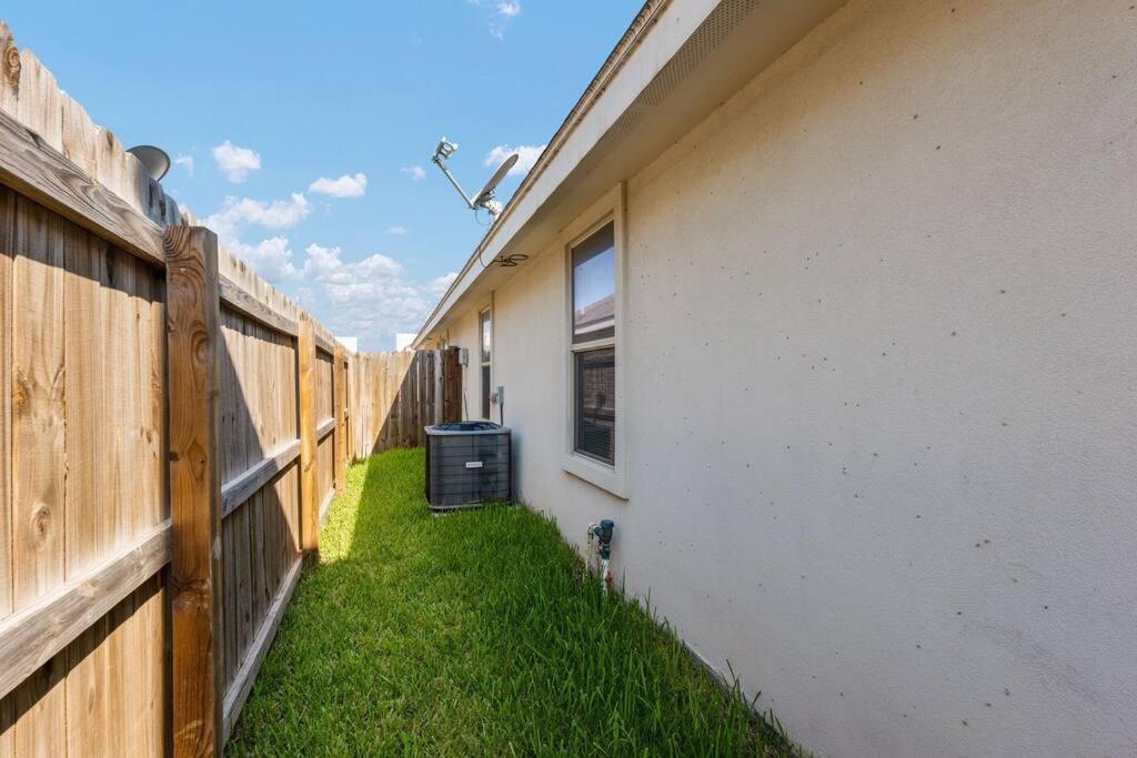 Cozy 3 Bed 2 Bath Apartment, Near Shopping Plazas, Expressway And Free Parking Edinburg Exterior photo